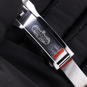 Vintage diver mechanical watch with bold bezel