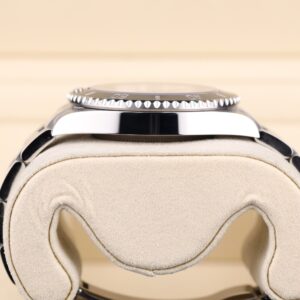 Side view vintage diver watch