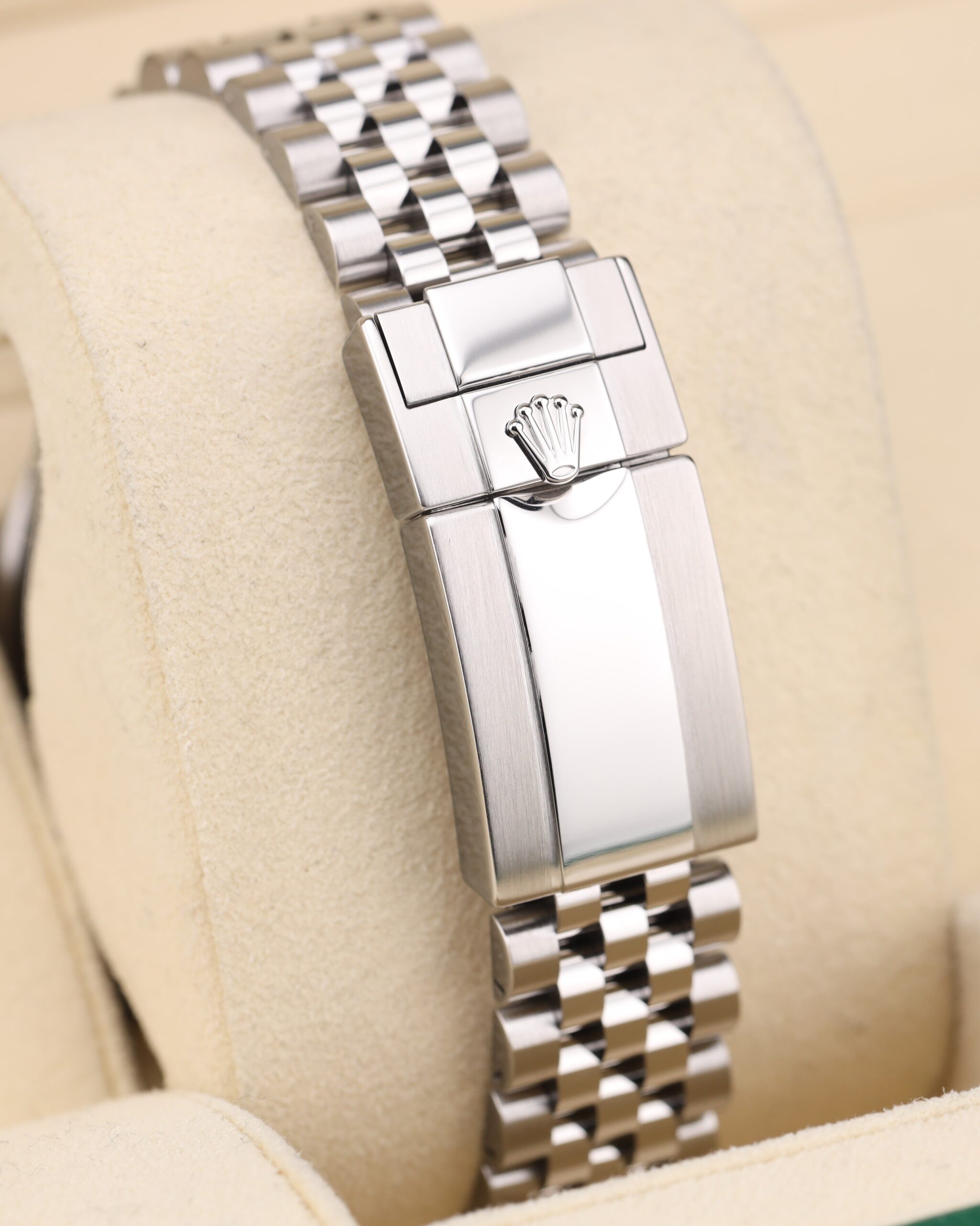 Pre-owned automatic dress watch with blue and black bezel