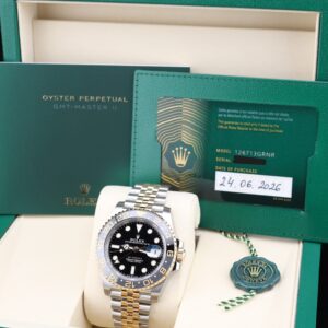 Vintage diver mechanical watch with green bezel