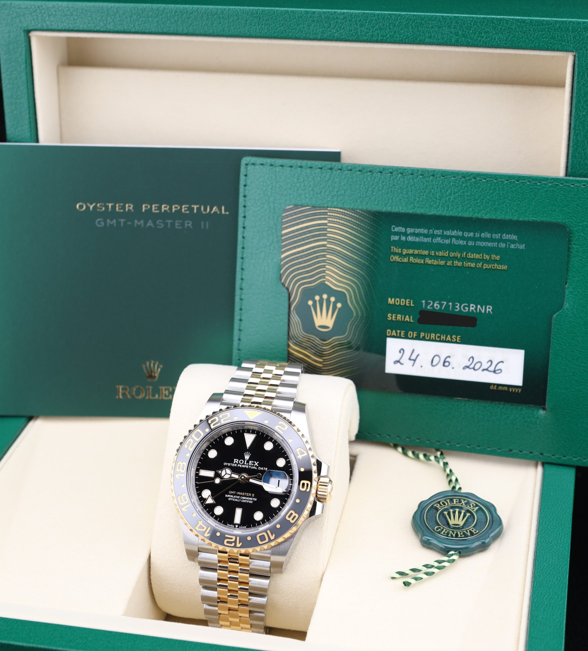 Vintage diver mechanical watch with green bezel