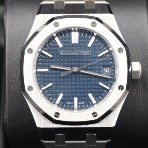 Vintage diver mechanical watch with bold dial