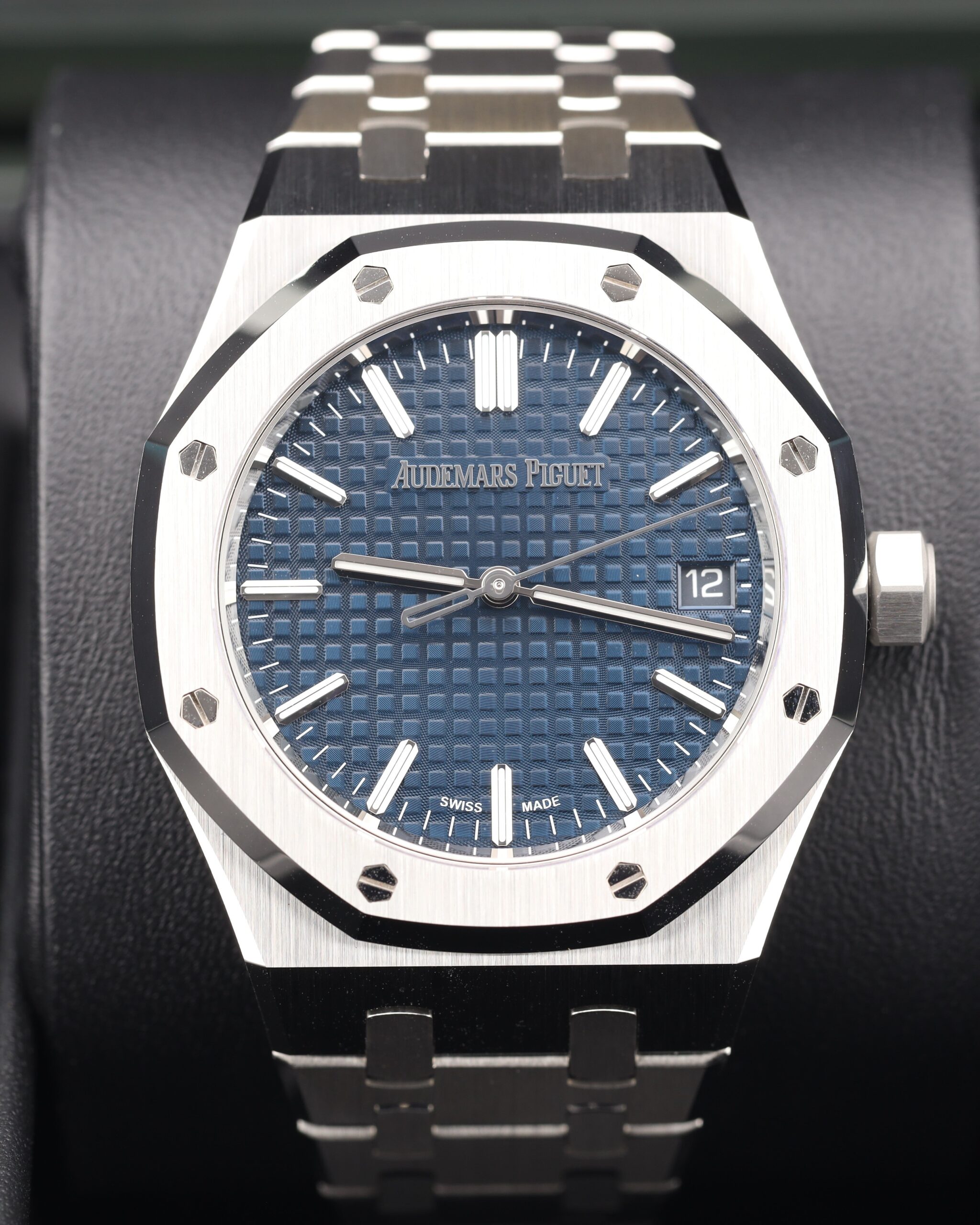 Vintage diver mechanical watch with bold dial