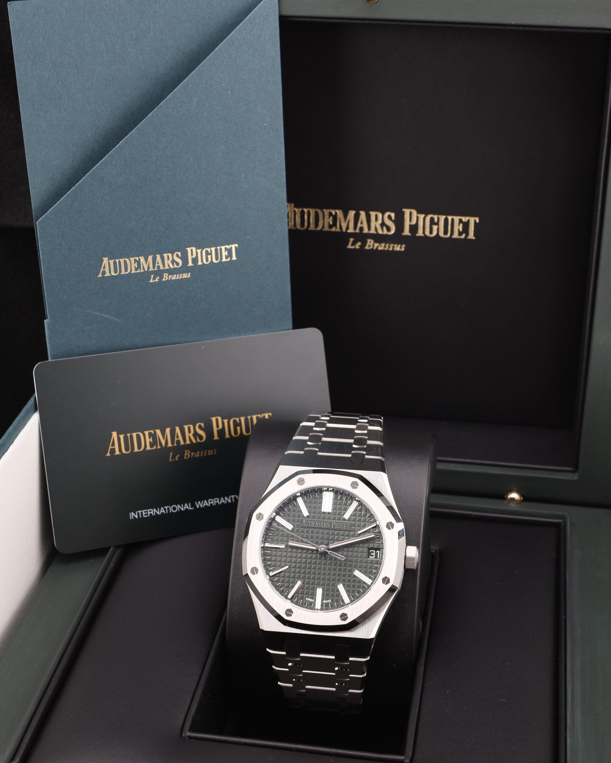Vintage diver mechanical watch with black bezel