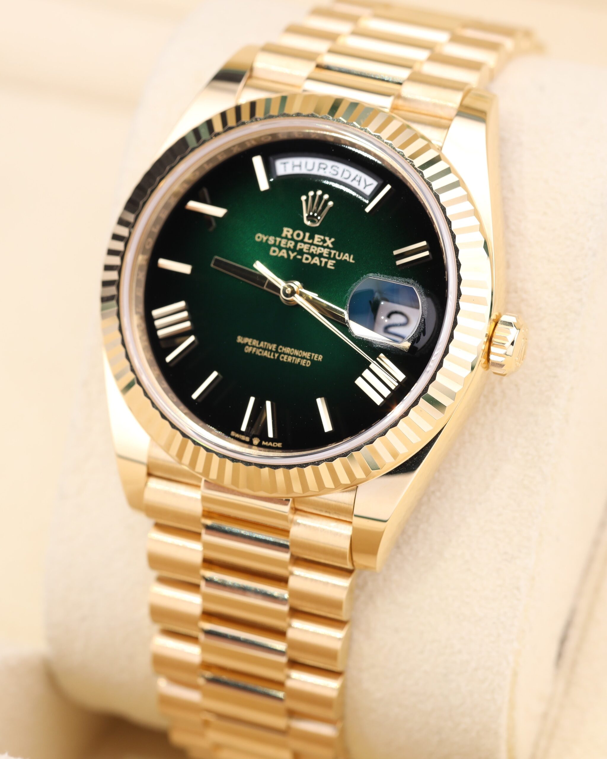 Vintage slim case men’s watch with silver dial