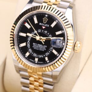 Vintage slim case men's watch with minimalist design