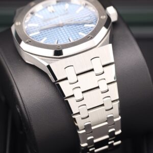Vintage diver mechanical watch with bold dial