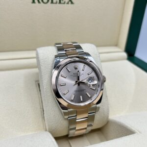 Vintage diver mechanical watch with bold bezel