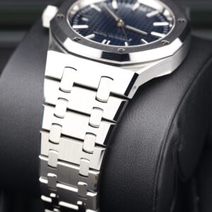 Vintage diver mechanical watch with rotating bezel