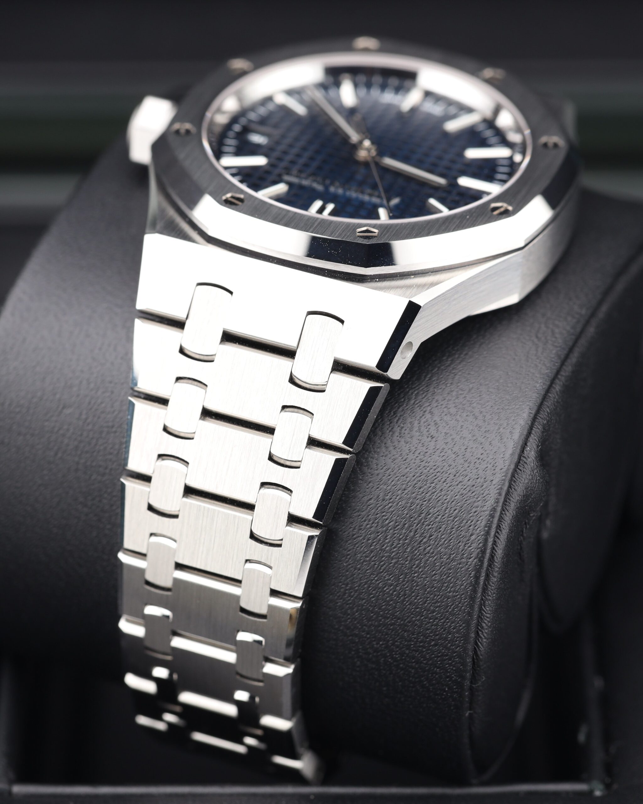 Vintage diver mechanical watch with rotating bezel