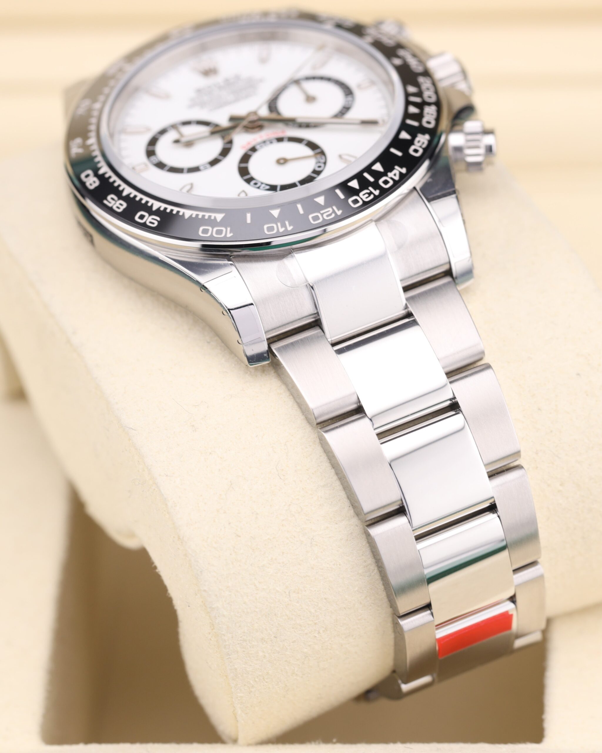 Vintage diver mechanical watch with bold dial