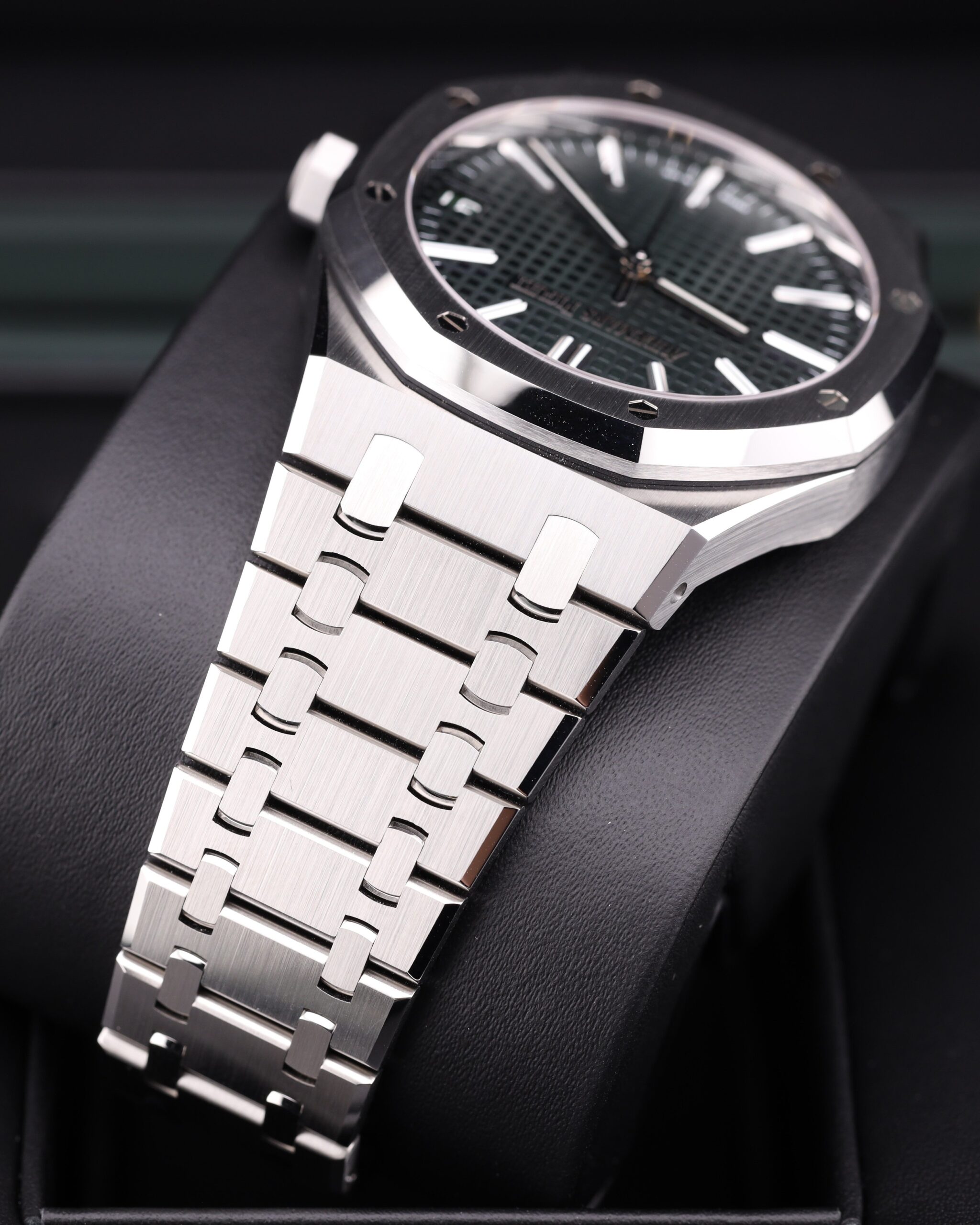 Vintage diver mechanical watch with rotating bezel
