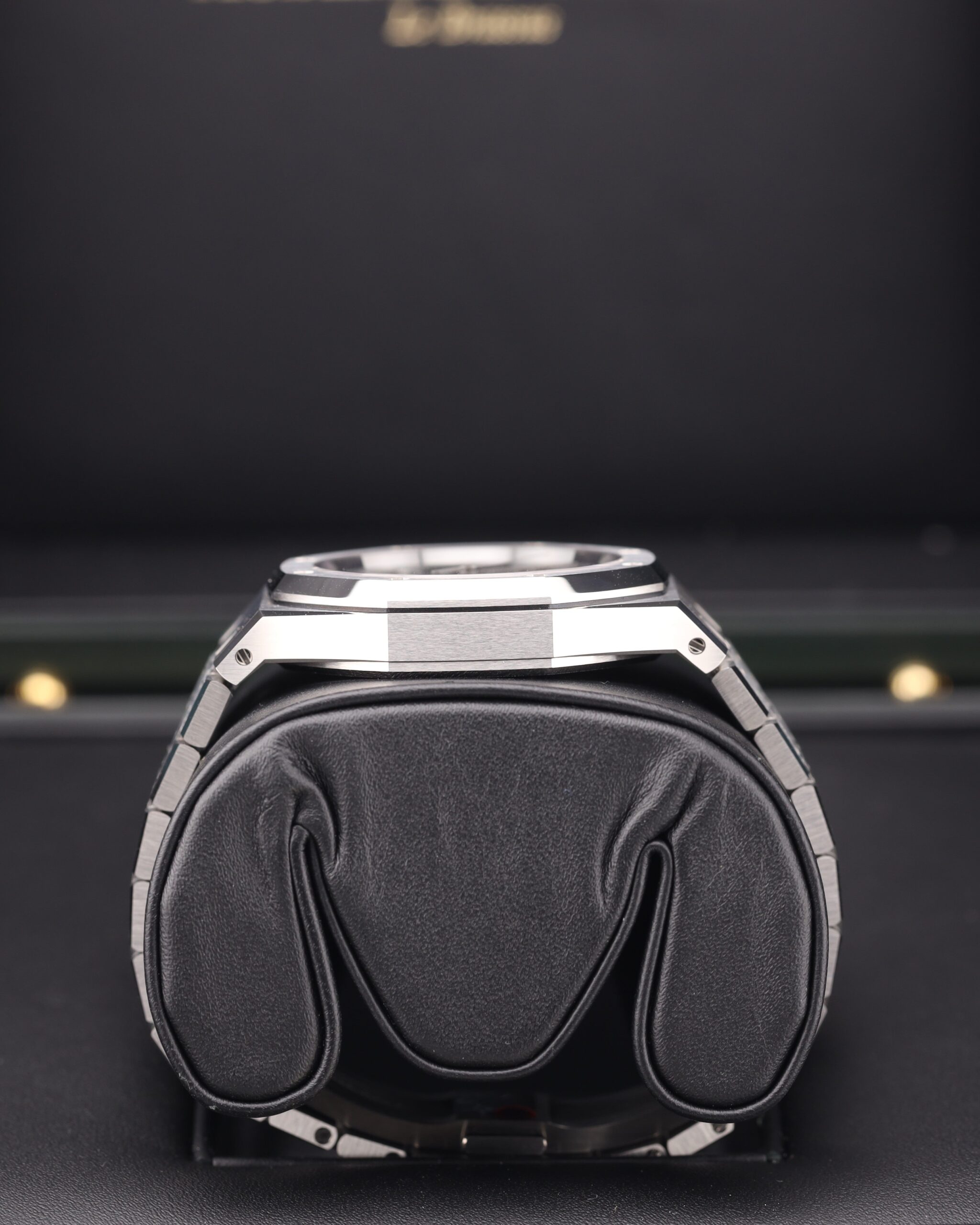 Pre-owned moonphase wrist watch with elegant dial