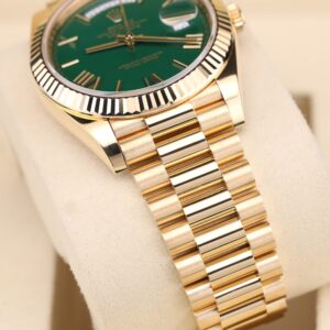 Vintage diver mechanical watch with black bezel