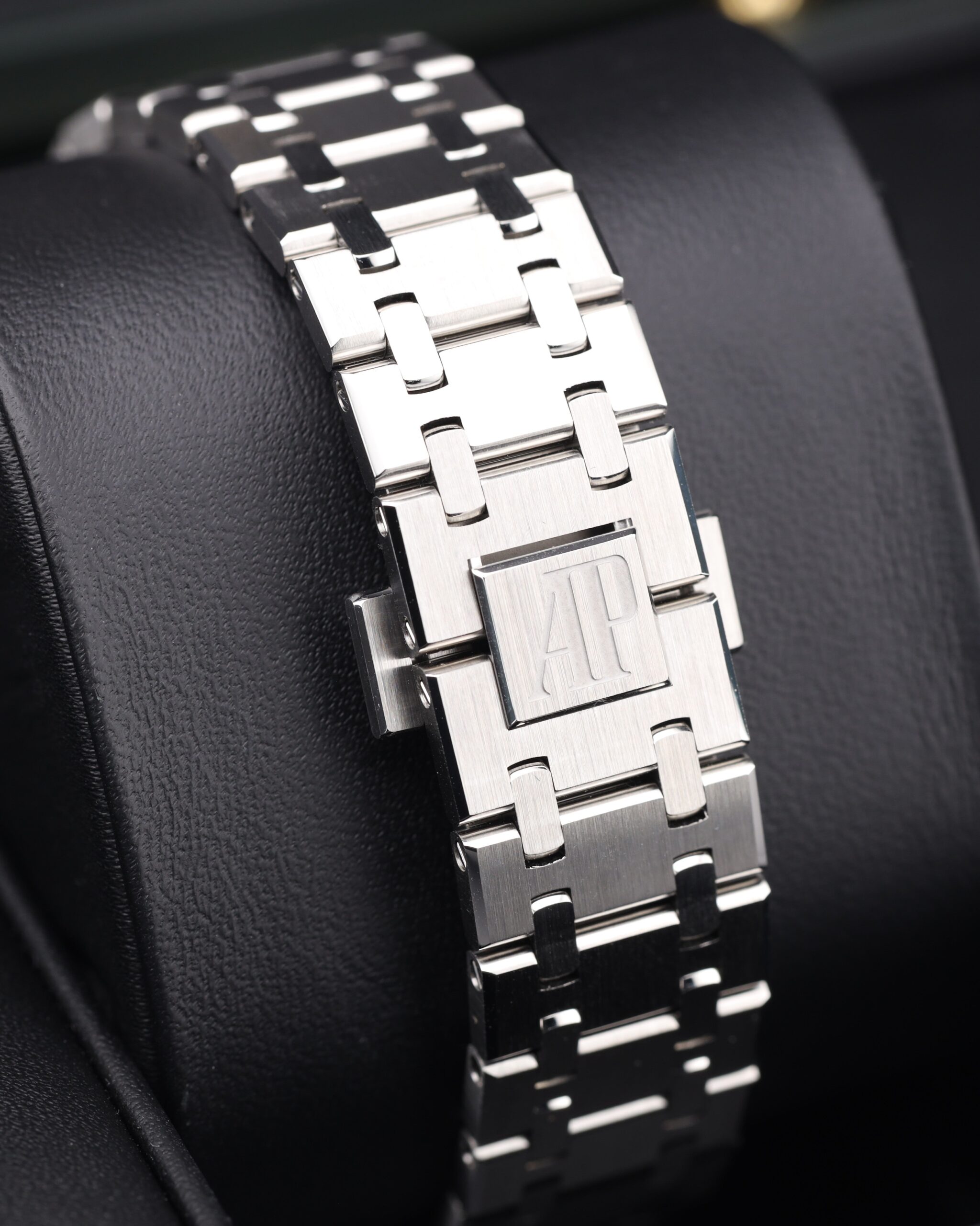 Vintage diver mechanical watch with rotating bezel