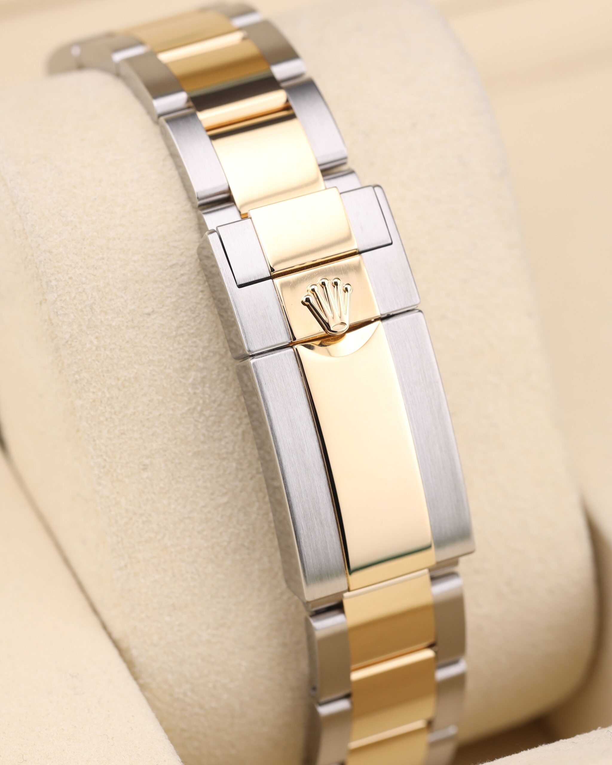 Vintage slim case men’s watch