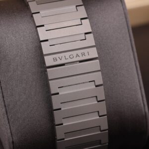 Pre-owned automatic dress watch with classic dial