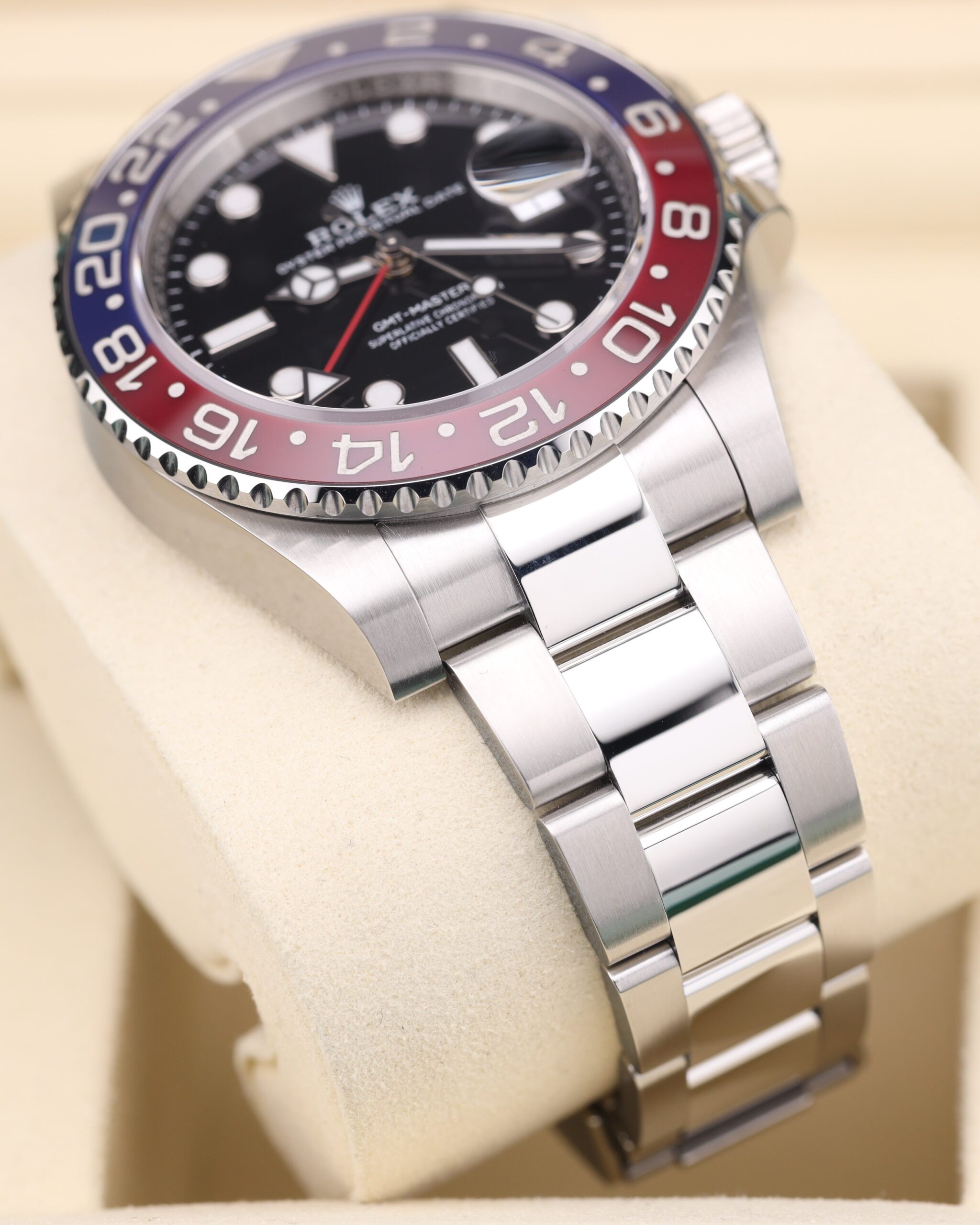 Men's vintage stainless steel watch with two-tone bezel
