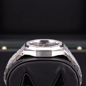 Vintage diver mechanical watch with rotating bezel