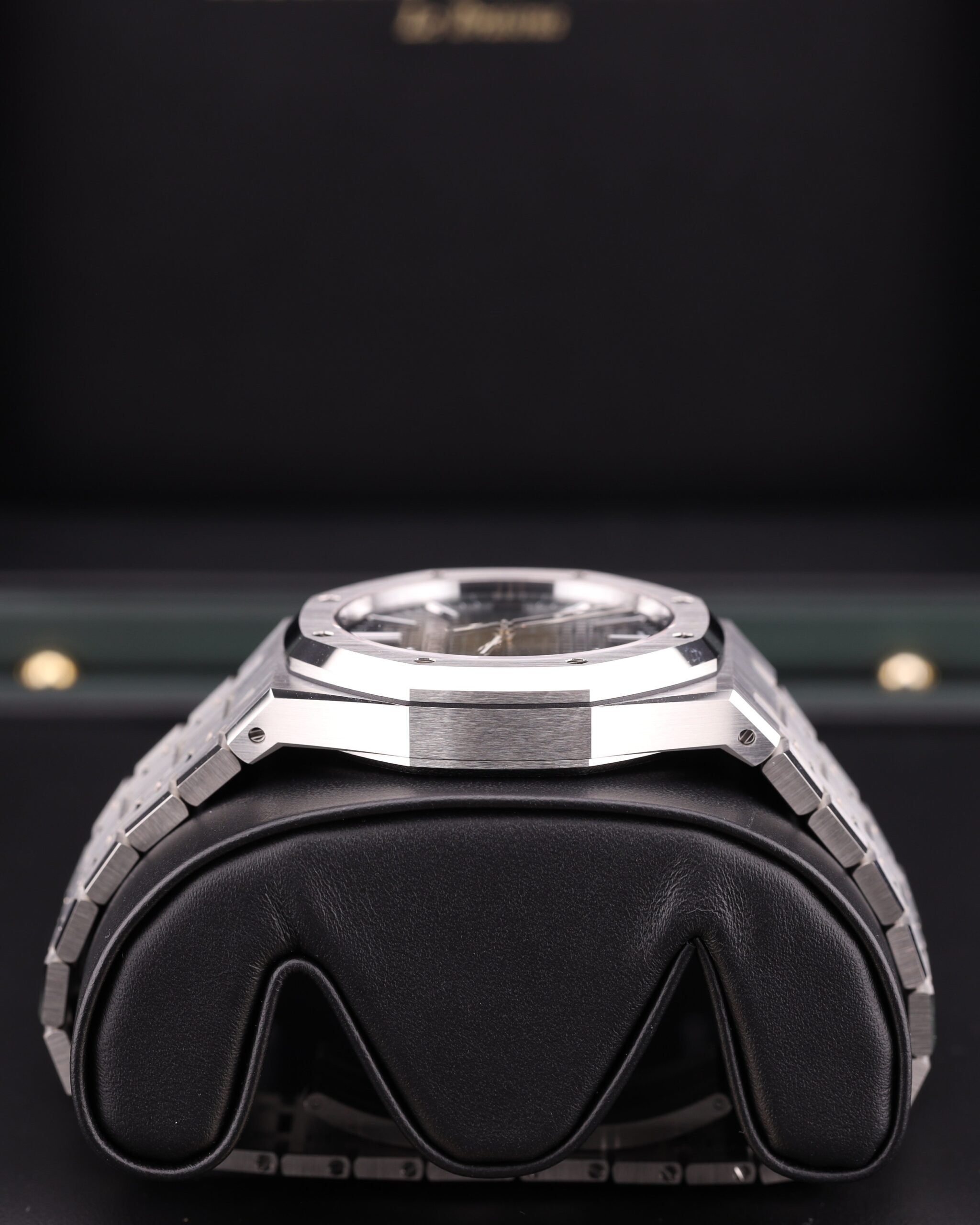 Vintage diver mechanical watch with rotating bezel