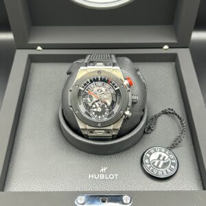 Chronograph watch with visible pushers