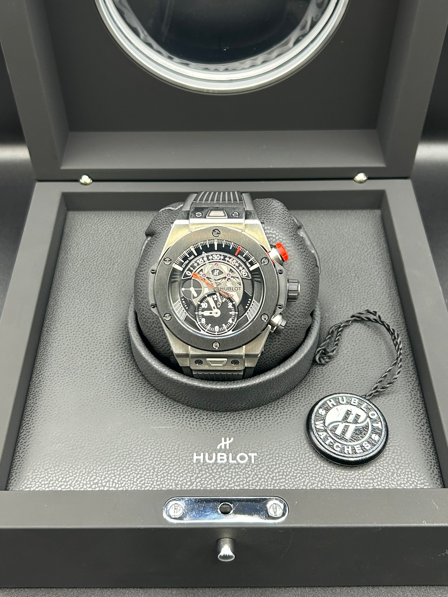 Chronograph watch with visible pushers