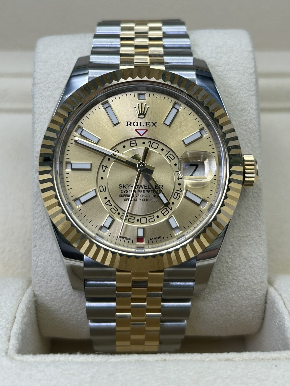 Elegant automatic watch with jubilee bracelet