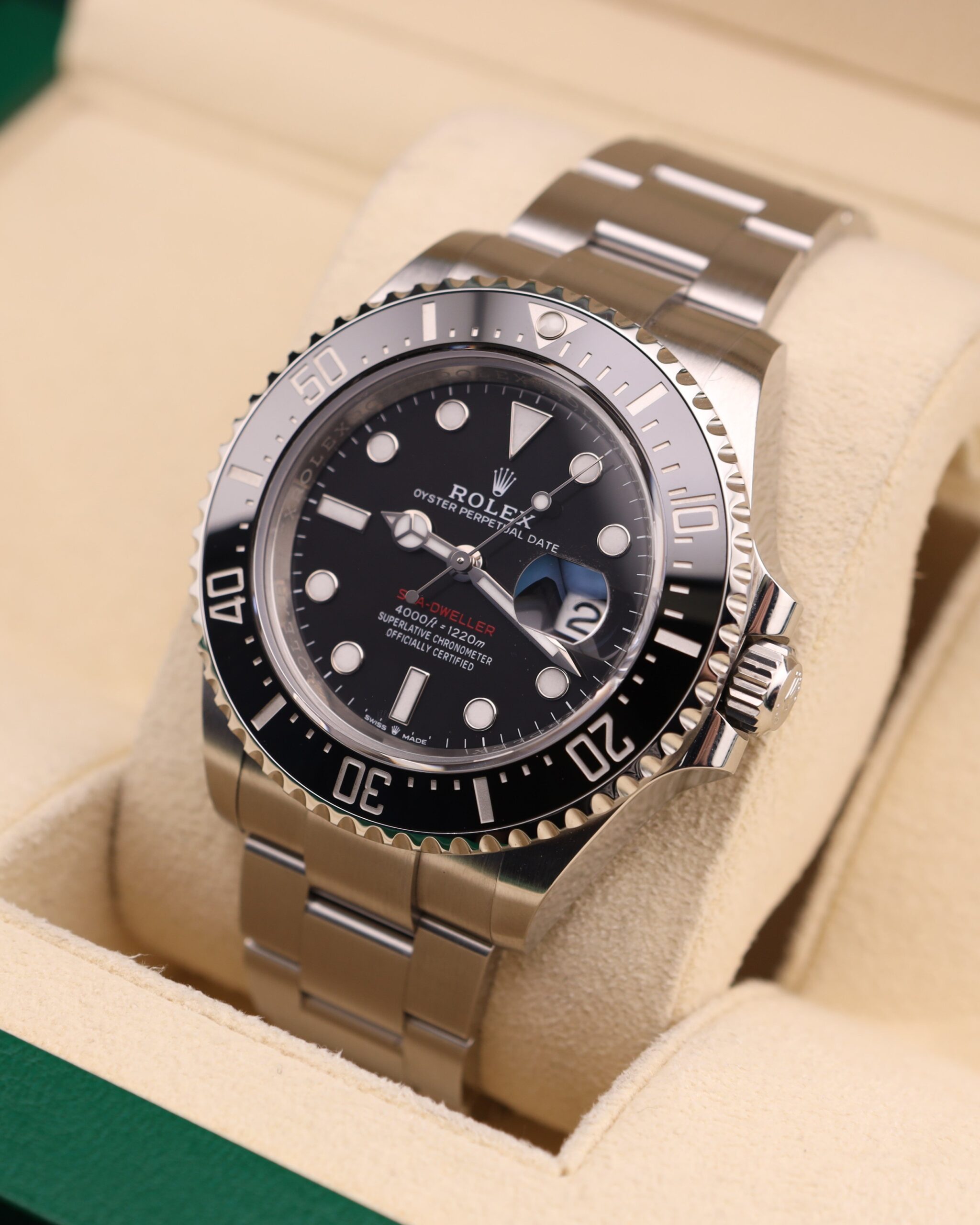 Vintage diver mechanical watch with rotating bezel