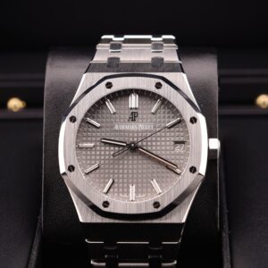 Vintage slim case men’s dress watch in classic style