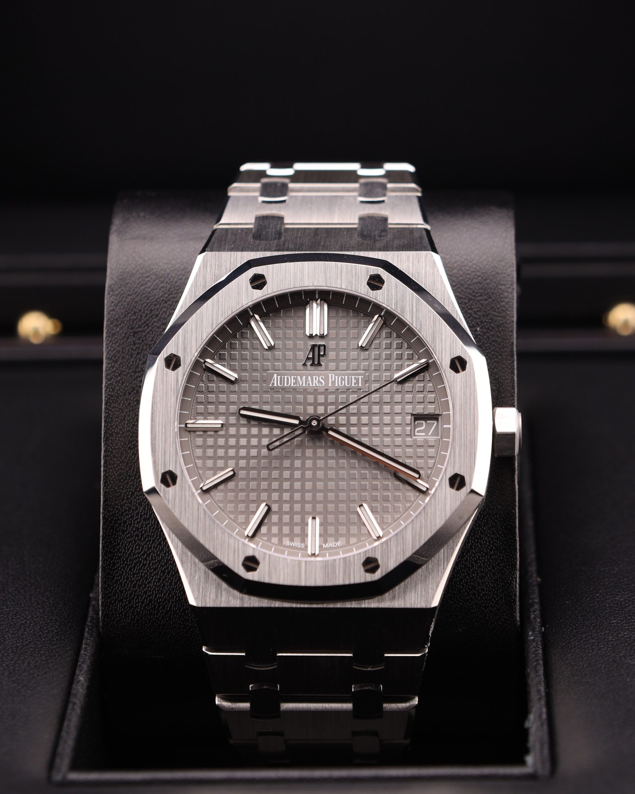 Vintage slim case men’s dress watch in classic style