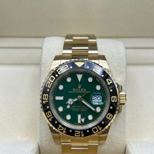 Classic vintage diver watch with rotating bezel