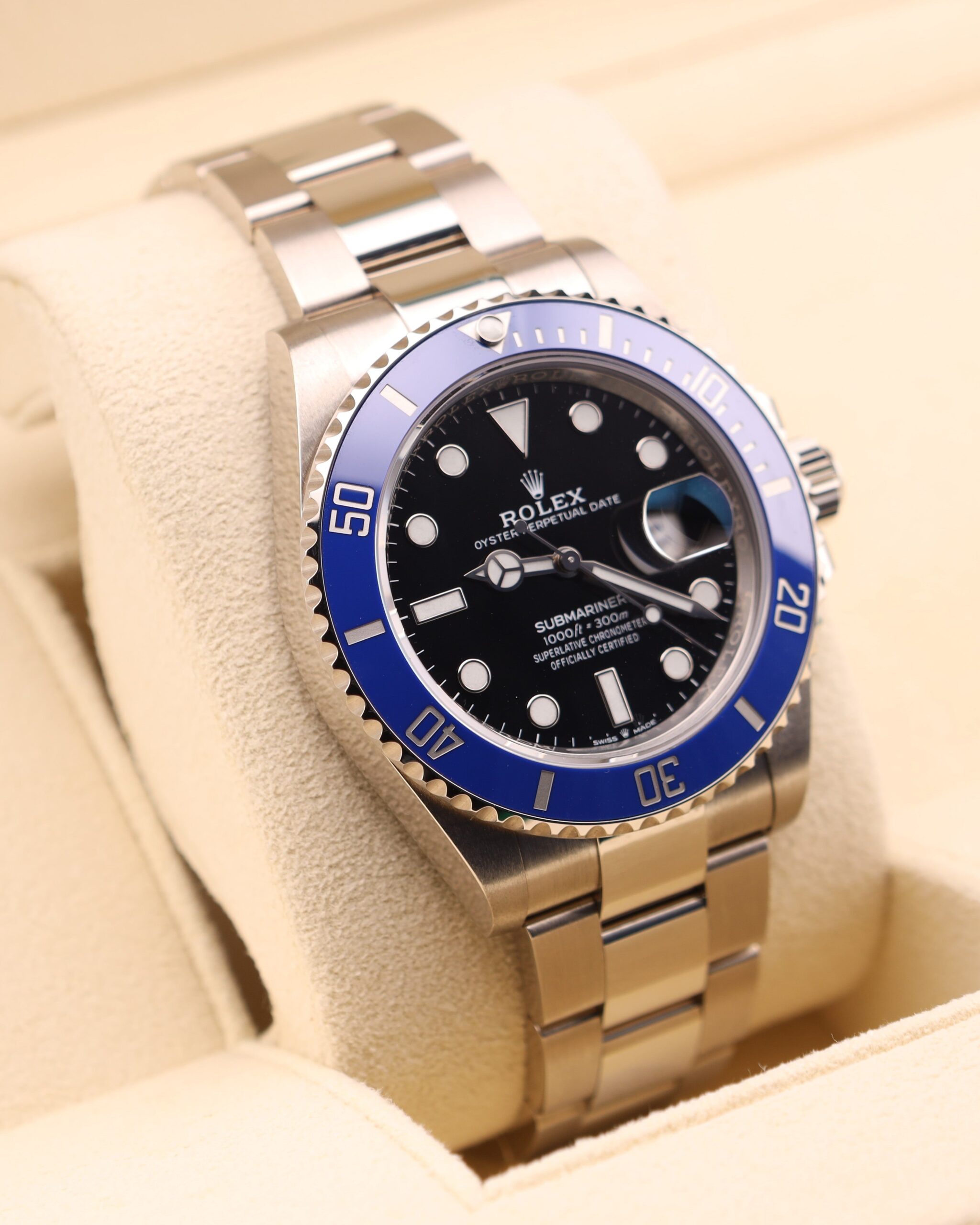 Vintage slim case men’s watch with simple dial