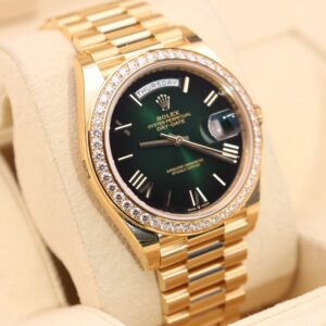 Vintage slim case men’s watch with clean dial