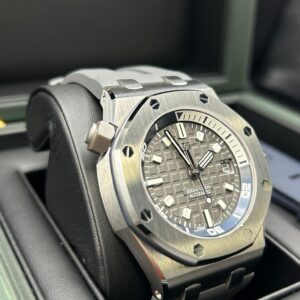 Vintage diver mechanical watch with bold bezel