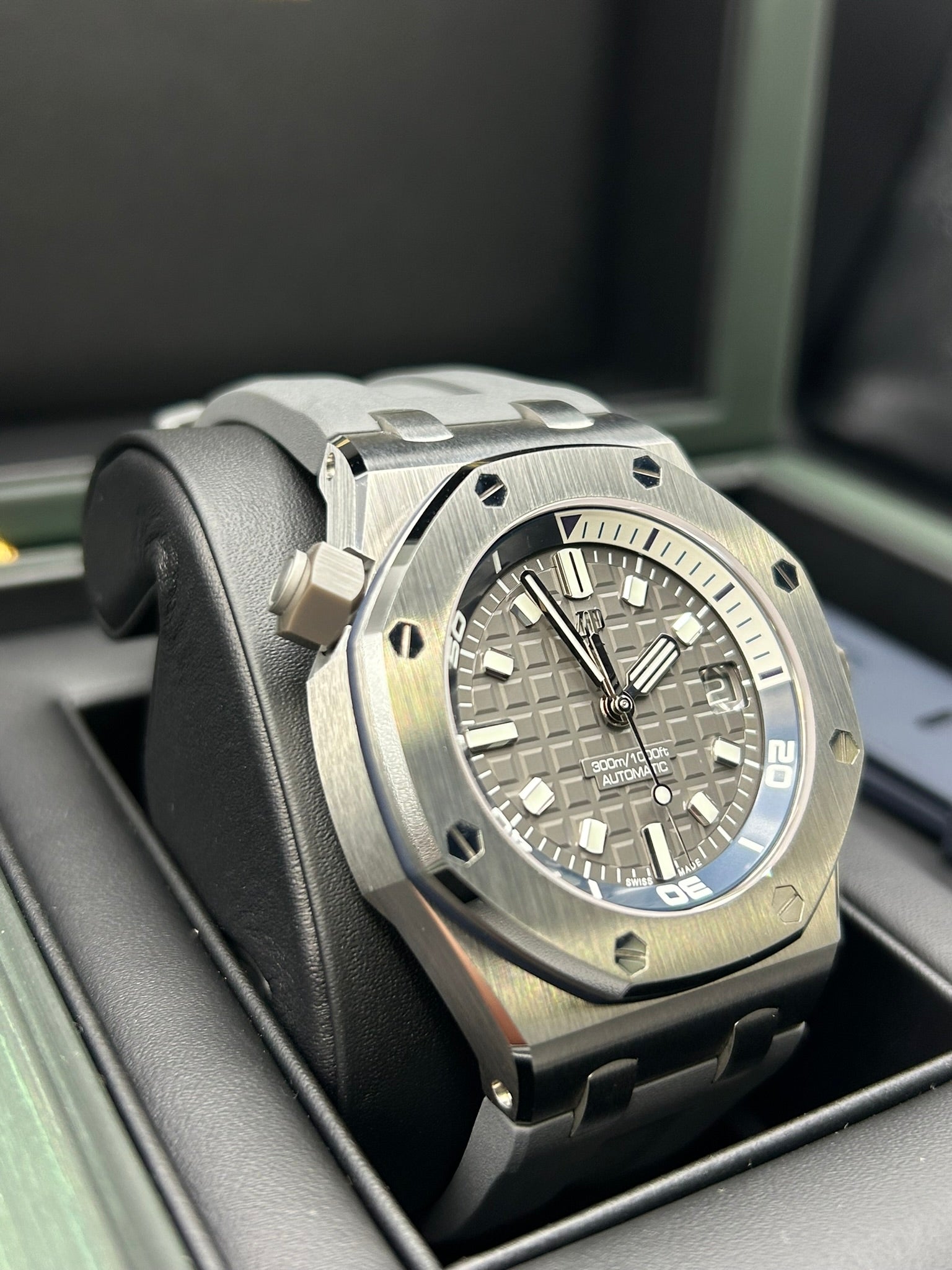 Vintage diver mechanical watch with bold bezel