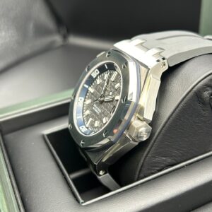 Vintage slim case men's watch with minimalist design