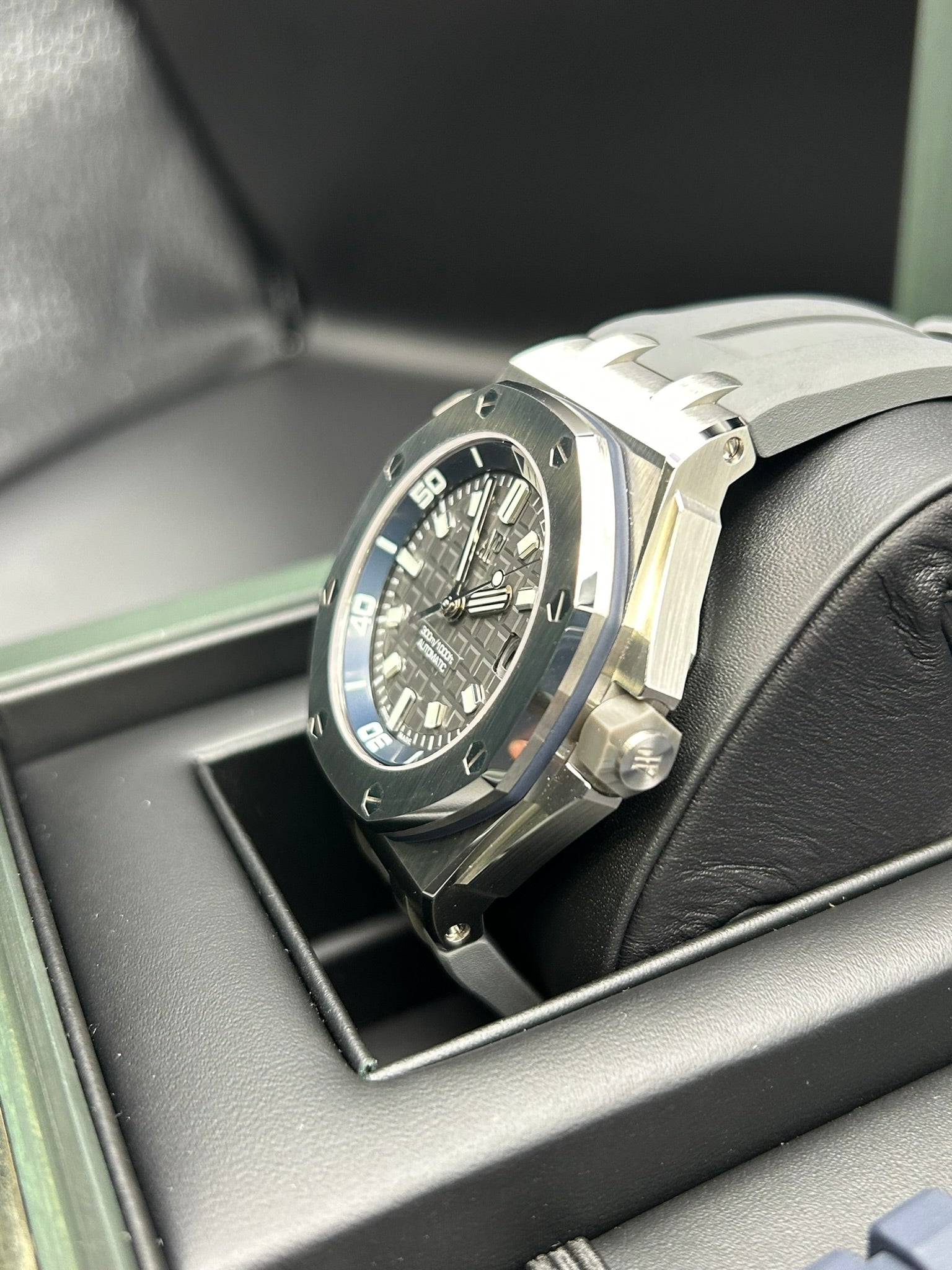 Vintage slim case men's watch with minimalist design