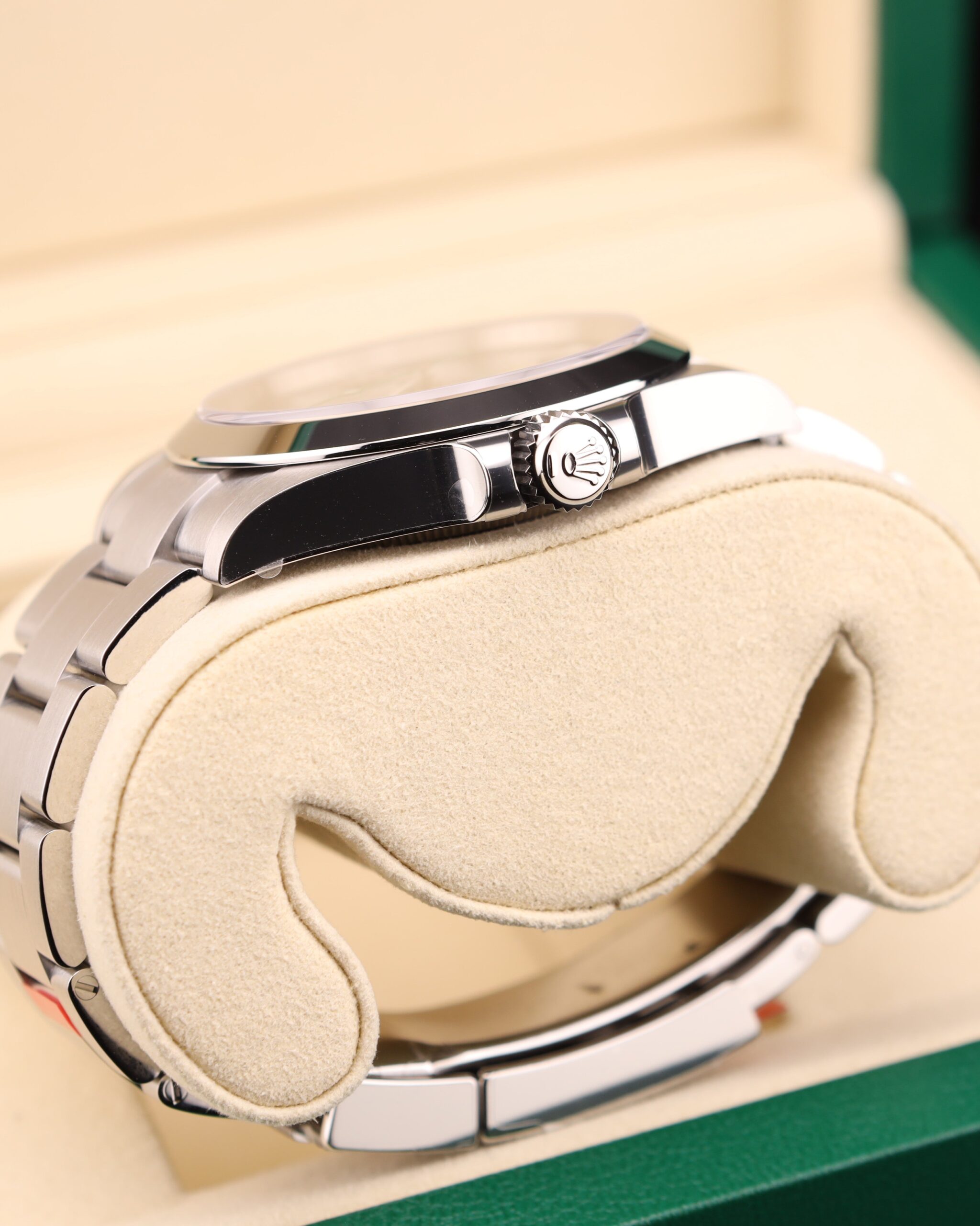 Vintage diver mechanical watch with rotating bezel