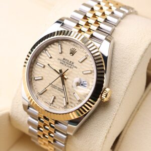 Vintage diver mechanical watch with bold dial