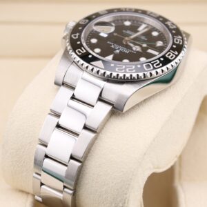 Vintage diver mechanical watch with black bezel