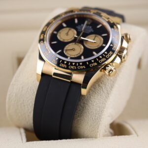 Vintage diver mechanical watch with bold bezel
