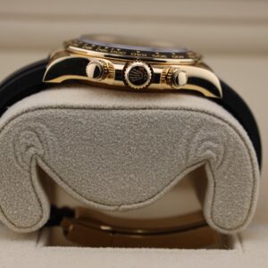 Vintage slim case men's watch profile