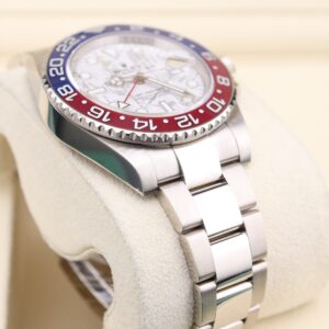 Vintage diver mechanical watch with bold dial