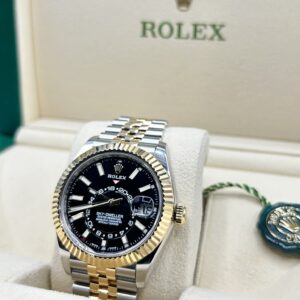 Men’s vintage dress automatic watch dial