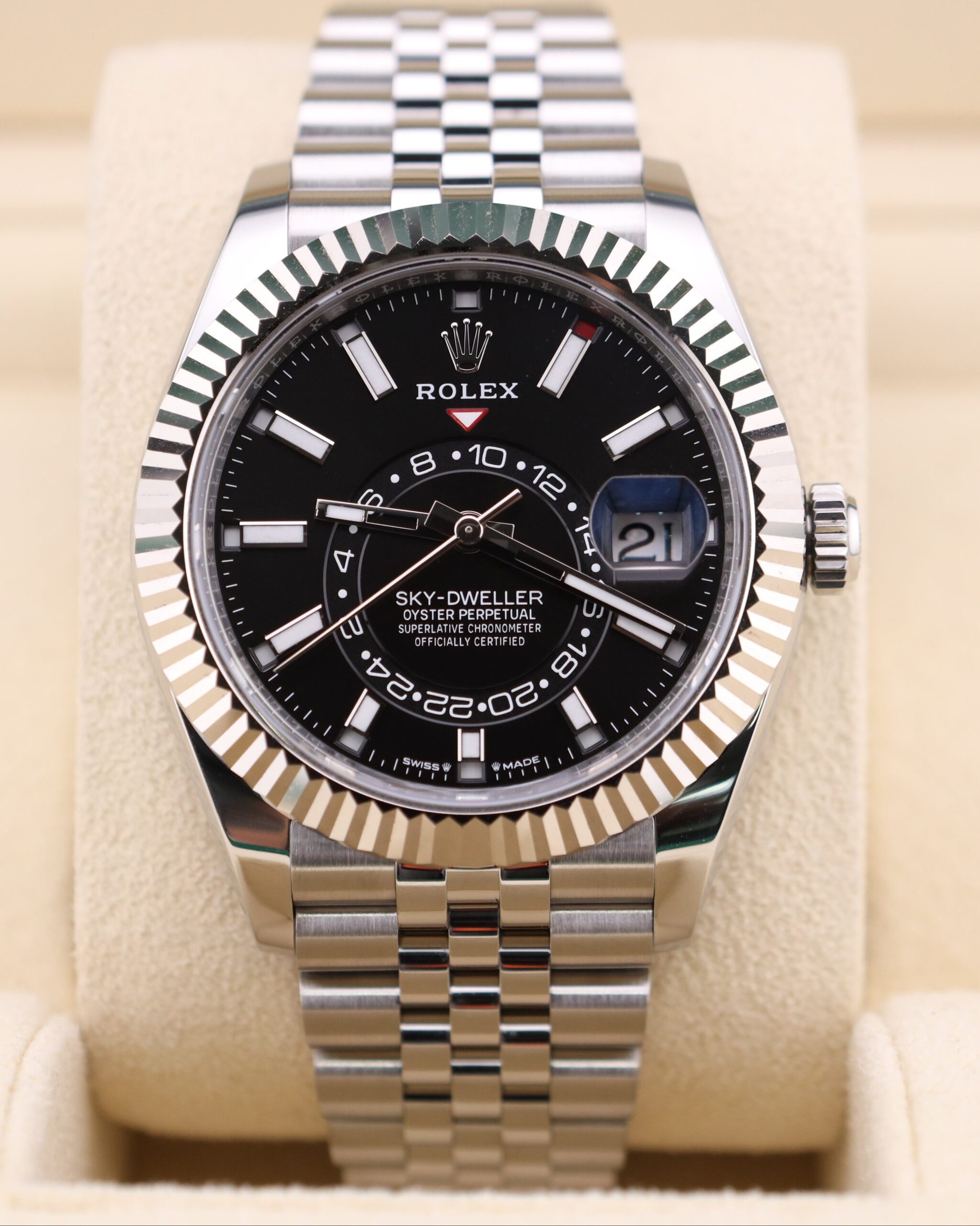 Vintage diver mechanical watch with bold dial