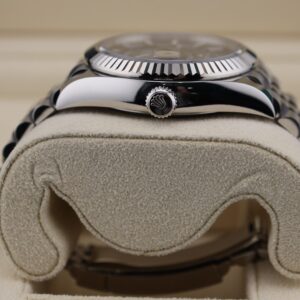 Vintage diver mechanical watch with rotating bezel