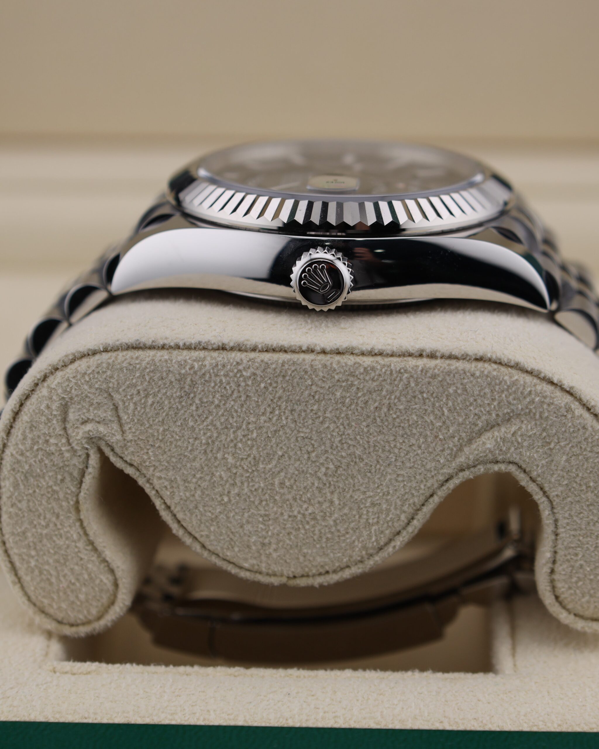 Vintage diver mechanical watch with rotating bezel