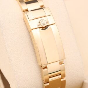 Vintage diver mechanical watch with rotating bezel