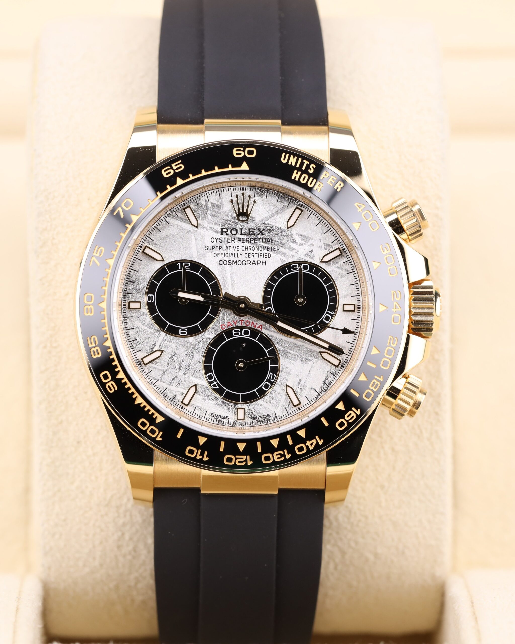 Vintage slim case men watch on leather strap
