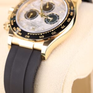 Vintage slim case men’s watch with leather strap